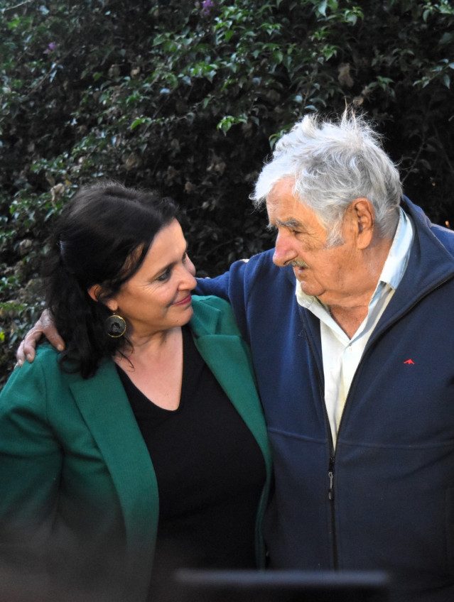 La eurodiputada del BNG, Ana Miranda, con el expresidente de Uruguay Pepe Mujica.