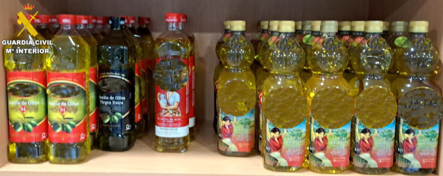 Botellas de aceite incautadas por la Guardia Civil de Oleiros (A Coruña) al presunto autor de un delito de hurto.