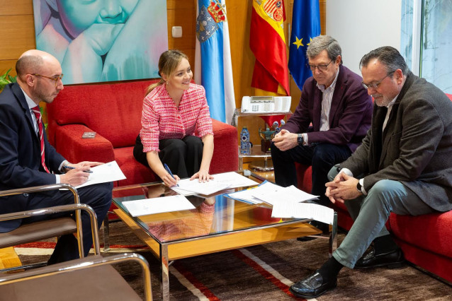 Archivo - La conselleira de Política Social e Xuventude en funciones, Fabiola García, en una reunión con los presidentes de la Asociación Galega de Familias Numerosas (Agafan) y de la Federación Española de Familias Numerosas