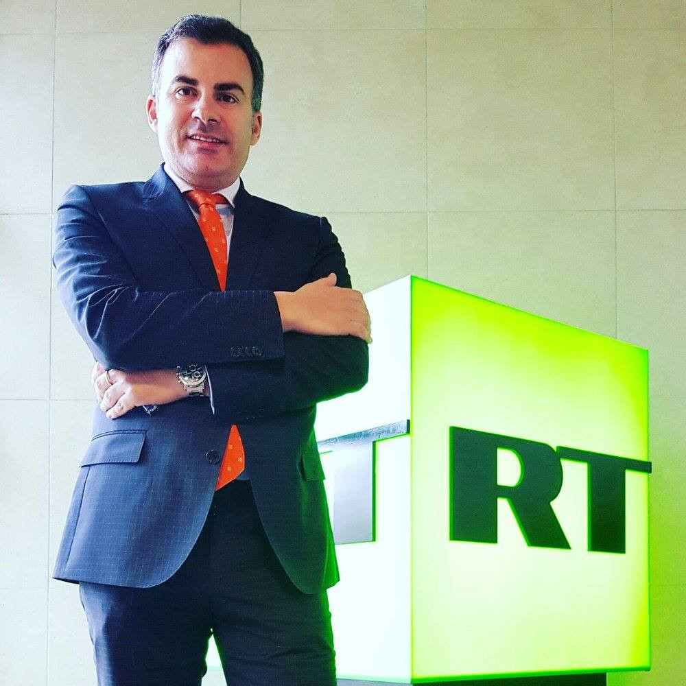 Mouriu00f1o en una foto con el logo de RT