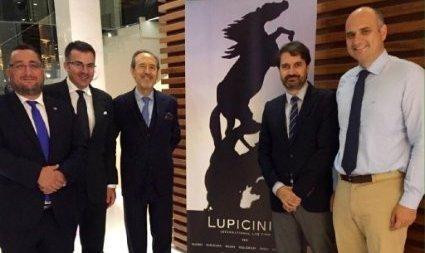 Mouriu00f1o segundo por la izquierda y Landeira segundo por la derecha en la inaguraciu00f3n en Vigo del buffete Lupicino en una imagen del Linkedin de Mouriu00f1o