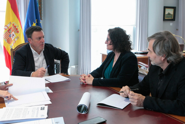 El presidente de la Diputación de A Coruña, Valentín González Formoso, en una reunión con la alcaldesa de Teo, Lucía Calvo.