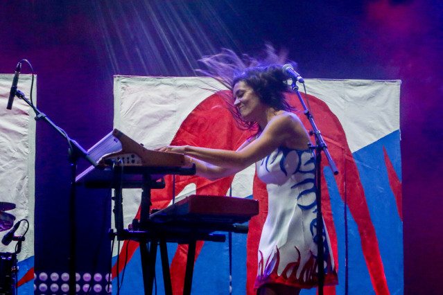 Archivo - La compositora, instrumentista y cantante, Maika Makovsi, durante su concierto para presentar su nuevo álbum 'MKMK'