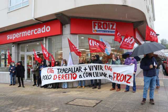 Delegadas y delegados de Froiz de la provincia de A Coruña, concentrados ante el supermercado Froiz en Santa Cruz, en el municipio de Oleiros