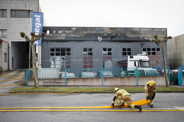 Bomberos en las inmediaciones de la nave de Desguaces Sidegal, que resultó calcinada el martes  por un incendio, en el polígono industrial de O Ceao (Lugo).  A 26 de marzo de 2024, en O Ceao, Lugo, Galicia (España).