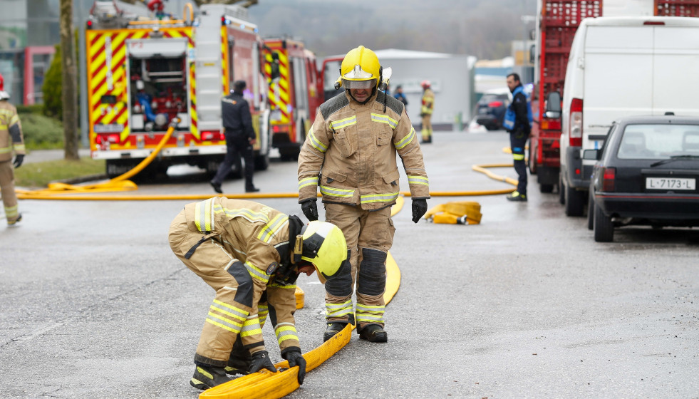 Bomberos en las inmediaciones de una nave de desguace donde se ha producido un incendio, en el polígono de O Ceao, a 26 de marzo de 2024, en O Ceao, Lugo, Galicia (España). Los servicios de emergenc