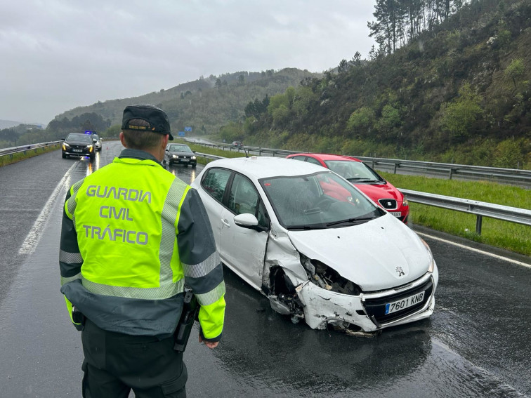 Un conductor choca contra la mediana de una carretera en el municipio de Toén