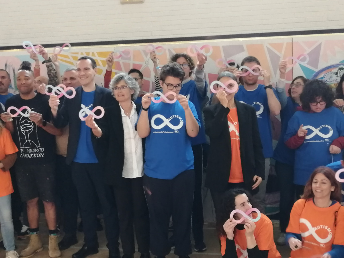 Personas con autismo de las entidades de Autismo Galicia en el día mundial del Autismo 2023