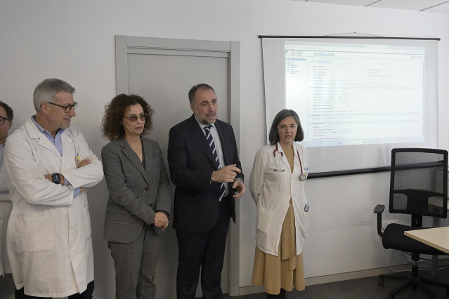 Archivo - El conselleiro de Sanidade en funciones, Julio García Comesaña; la directora xeral de Saúde Pública, Carmen Durán; el gerente del área sanitaria A Coruña-Cee, Luis Verde; y la médica de familia encargada de la fase inicial del programa, Nieves D