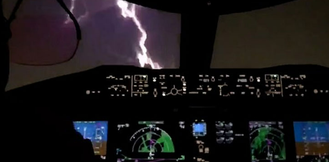 Rayo cae en un aviu00f3n aterrizando en Panamu00e1 en una imagen publicada por Daily Mail