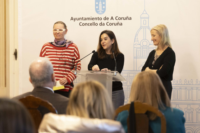 La alcaldesa de A Coruña, Inés Rey, junto a las artistas Luisa Valdés y Gosia Trebacz