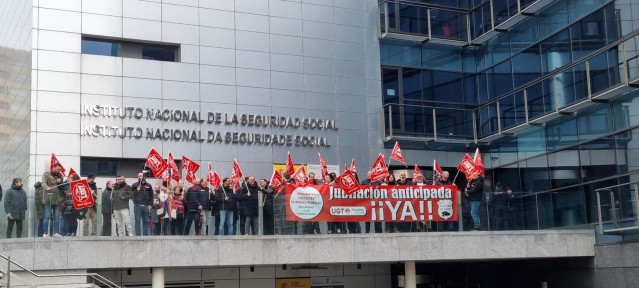 Profesionales de la seguridad privada, convocados por UGT, concentrados ante la Dirección Provincial de la Seguridad Social en A Coruña