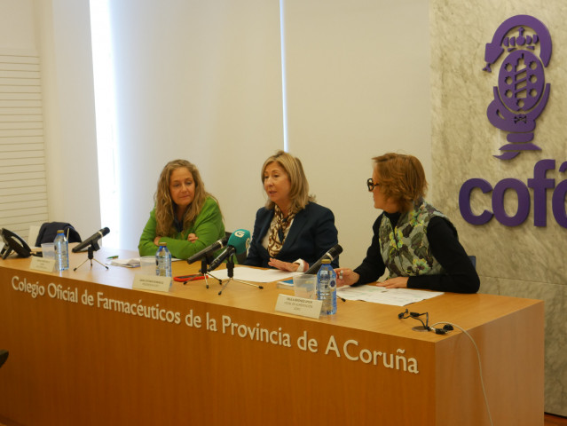 La presidenta del COFC, Sara Catrain González; la secretaria de la junta de gobierno, Marga Muñoz de la Llave; y la vocal de alimentación, Paula Briones Amor.