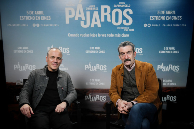 Los actores Javier Gutiérrez (i) y Luis Zahera (d) durante un junket, en los Cines Embajadores, a 2 de abril de 2024, en Madrid (España). ‘Pájaros’ es una película española-rumana de comedia dramática de carretera dirigida por Pau Durà, quien la coescribi
