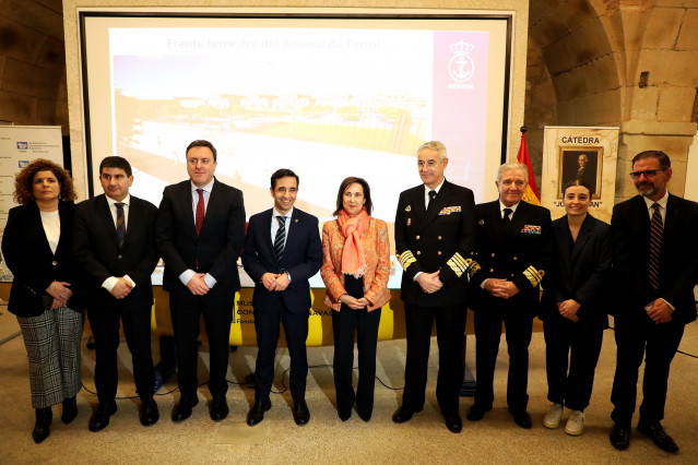 La ministra de Defensa, Margarita Robles (5d); alcalde de la ciudad naval, José Manuel Rey (4i); el presidente de la Diputación de A Coruña, Valentín González Formoso (3i), y el almirante jefe del Arsenal, Ignacio Frutos (3d), durante una visita al Arsena