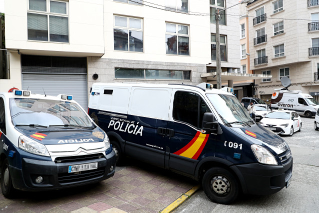 Un furgón policial a su llegada al juzgado de Instrucción Nº3 de Ferrol, a 2 de abril de 2024, en Ferrol, A Coruña, Galicia (España).  El hombre que este domingo, 31 de marzo, sufrió una agresión en el municipio coruñés de Narón presuntamente a manos de s