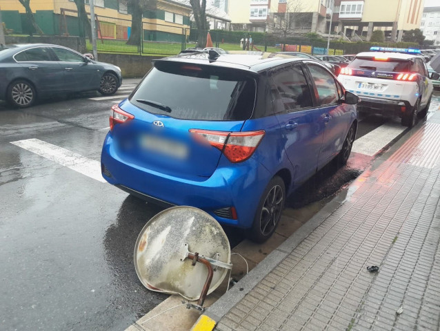 Antena caída sobre un vehículo en Lugo.