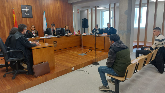 Acusados de tres robos con fuerza en viviendas de Covelo (Pontevedra), en la sala de la Audiencia Provincial de Pontevedra en Vigo.
