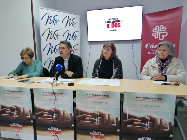 Garcia Cadiñanos con representanes de Cáritas