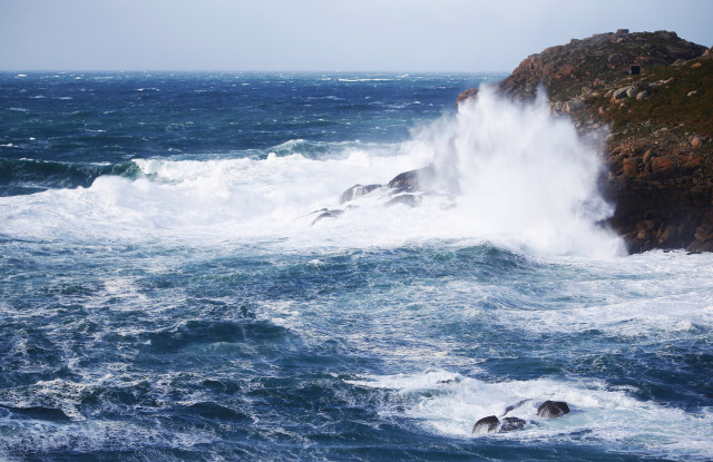 Archivo - Grandes olas en el mar, a 17 de enero de 2023, en Ferrol, A Coruña, Galicia (España). La Dirección General de Emergencias e Interior de la Vicepresidencia Segunda de la Xunta ha activado el primer aviso rojo del año por temporal costero en el li