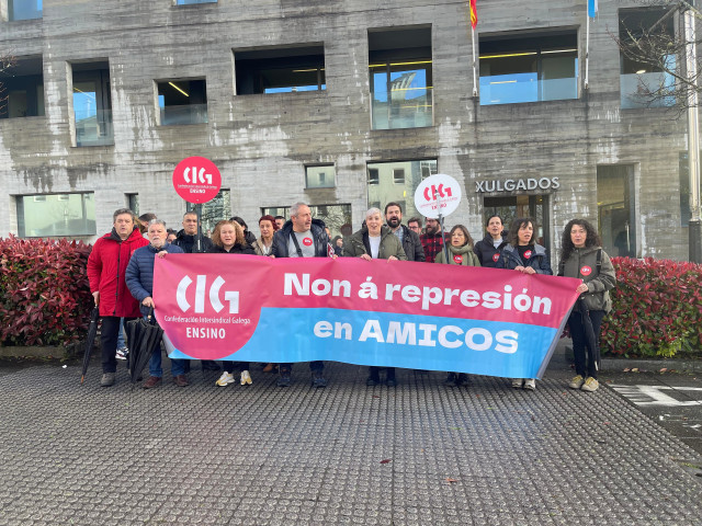 Imagen de trabajadores concentrados en apoyo a la salida de los juzgados.