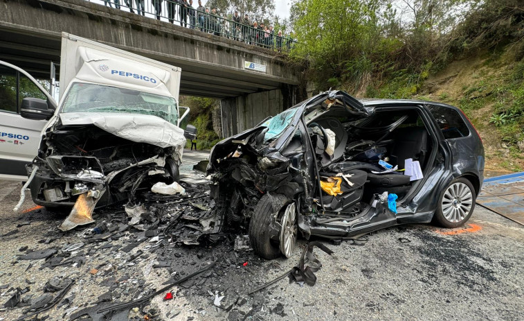 Accidente mortal entre un camión y un turismo en Salvaterra