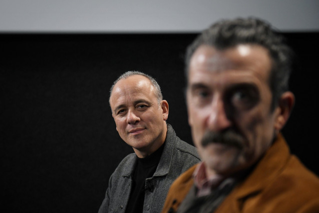 Los actores Javier Gutiérrez (i) y Luis Zahera (d) durante un junket, en los Cines Embajadores, a 2 de abril de 2024, en Madrid (España). ‘Pájaros’ es una película española-rumana de comedia dramática de carretera dirigida por Pau Durà, quien la coescribi