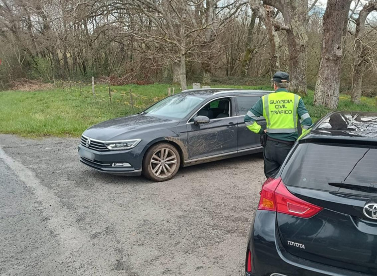 Pillado en Antas de Ulla un vecino de Melide prófugo, conduciendo borracho y con el carnet retirado