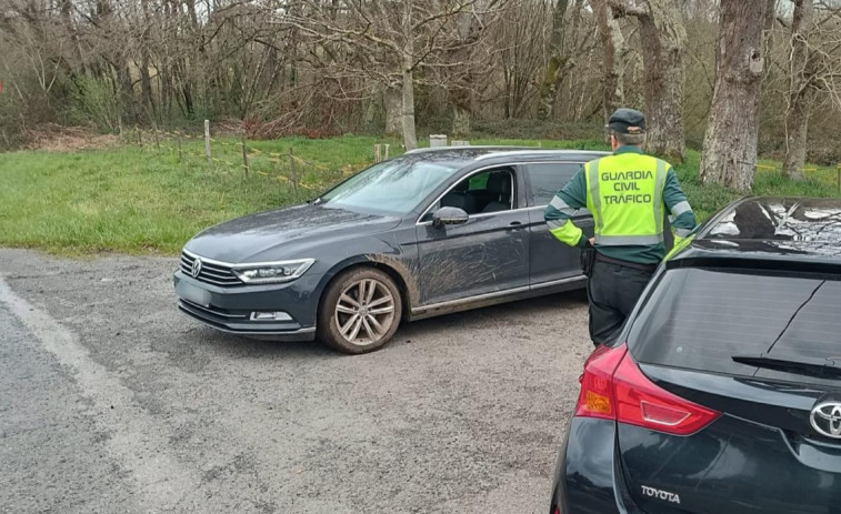 Pillado en Antas de Ulla un vecino de Melide prófugo, conduciendo borracho y con el carnet retirado