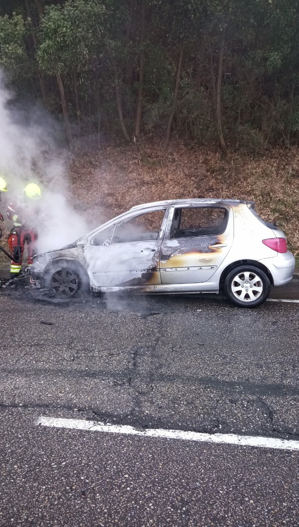 Coche incendiado en la Avenida de Clara Campoamor de Vigo, el 3 de abril de 2024.