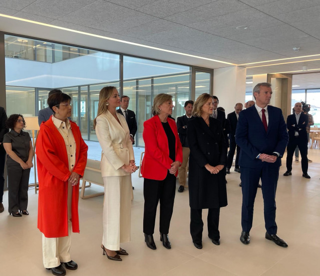 El presidente de la Xunta en funciones, Alfonso Rueda; la conselleira de Política Social y Xuventude en funciones, Fabiola García; la presidenta de la Fundación Amancio Ortega, Flora Pérez; y la alcaldesa de Lugo, Paula Alvarellos, este viernes en Lugo.