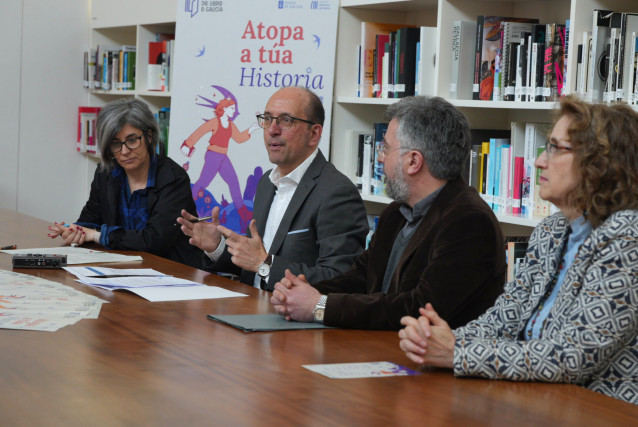 De izquierda a derecha, Patricia Porto, Anxo Lorenzo, Óscar Porral y  María Cristina Rubal en la presentación de 'Atopa a túa historia', ferias de libros en Galicia.