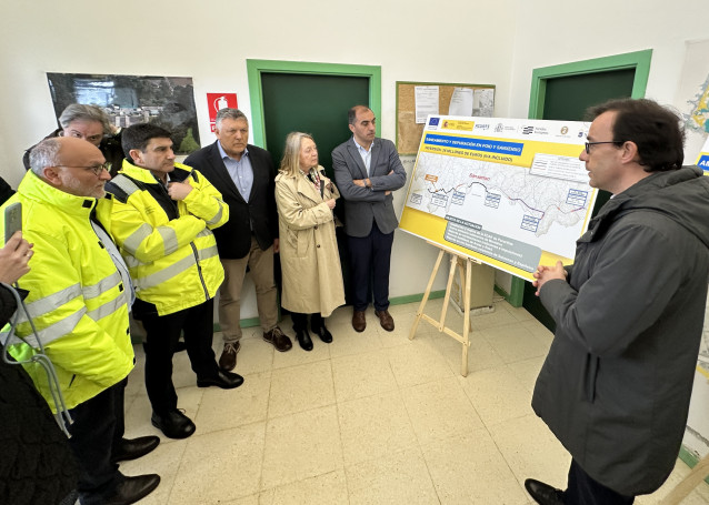 El delegado del Gobierno en Galicia, Pedro Blanco, junto con otras autoridades, visita las obras de saneamiento de Sanxenxo y Poio