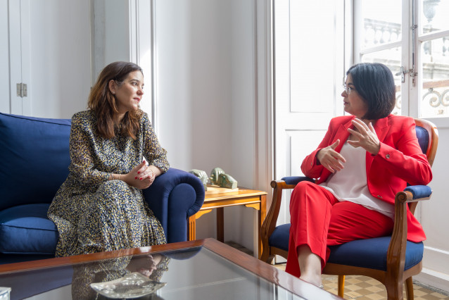La alcaldesa de A Coruña, Inés Rey, mantiene una reunión con la regidora de Las Palmas de Gran Canaria, Carolina Darias