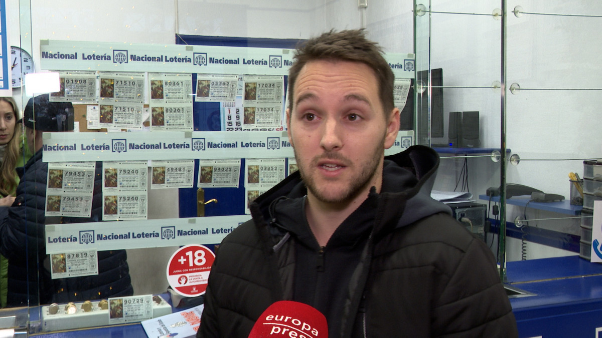 El lotero supuestamente atracado en Lugo dando declaraciones el du00eda del suceso en una imagen de EP