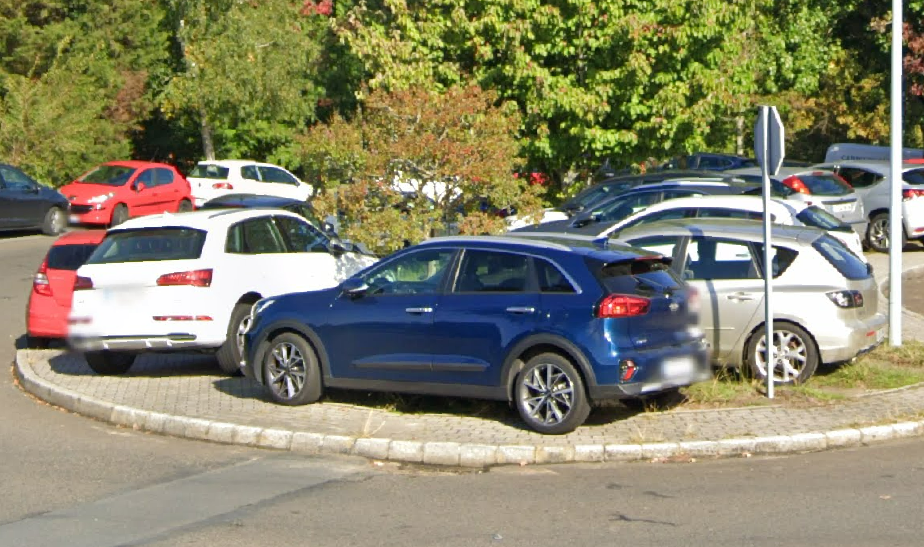 Coches subidos a una rotonda en el CHUS el hospital de Santiago en una foto de Google Street View