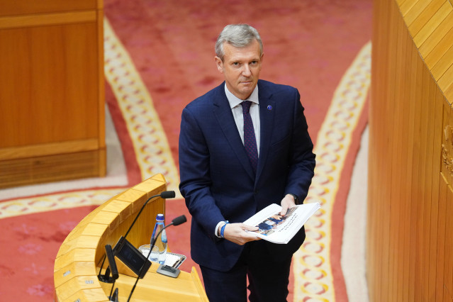 El presidente de la Xunta de Galicia, Alfonso Rueda, llega a su segundo debate de investidura, en el Parlamento gallego, a 9 de abril de 2024, en Santiago de Compostela, A Coruña, Galicia (España). Rueda será investido por segunda vez esta semana en el Pa