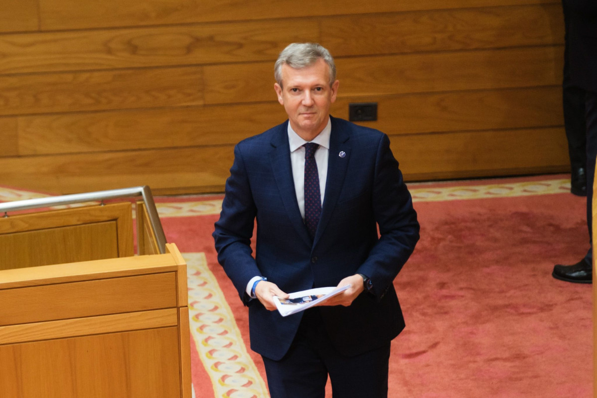 Alfonso Rueda subiendo al estrado para el debate de investidura