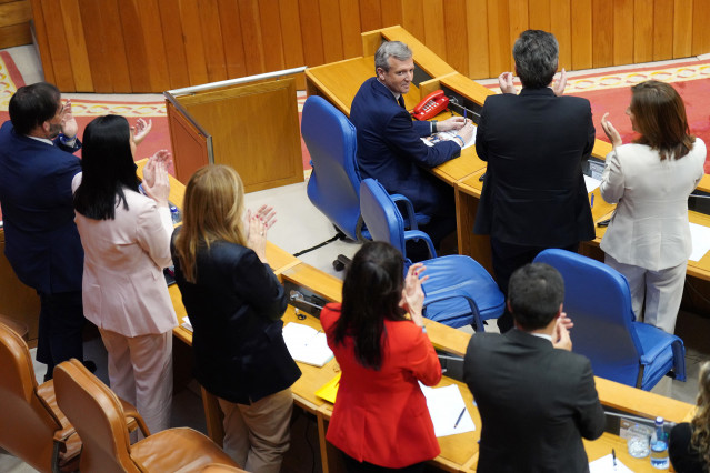 El presidente de la Xunta de Galicia, Alfonso Rueda, es aplaudido durante el segundo debate de investidura.