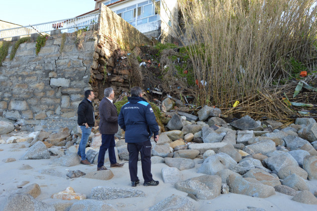 Las intensas lluvias derriban parte de un muro de una vivienda en la playa de A Carabuxeira (Sanxenxo)