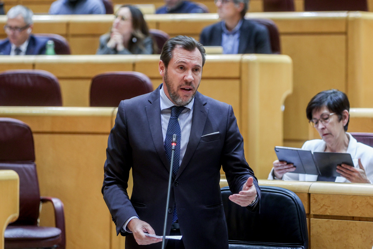 El ministro de Transporte y Movilidad, Oscar Puente, durante una sesión de control al Gobierno, en el Senado, a 9 de abril de 2024, en Madrid (España). Entre las preguntas realizadas han destacado a