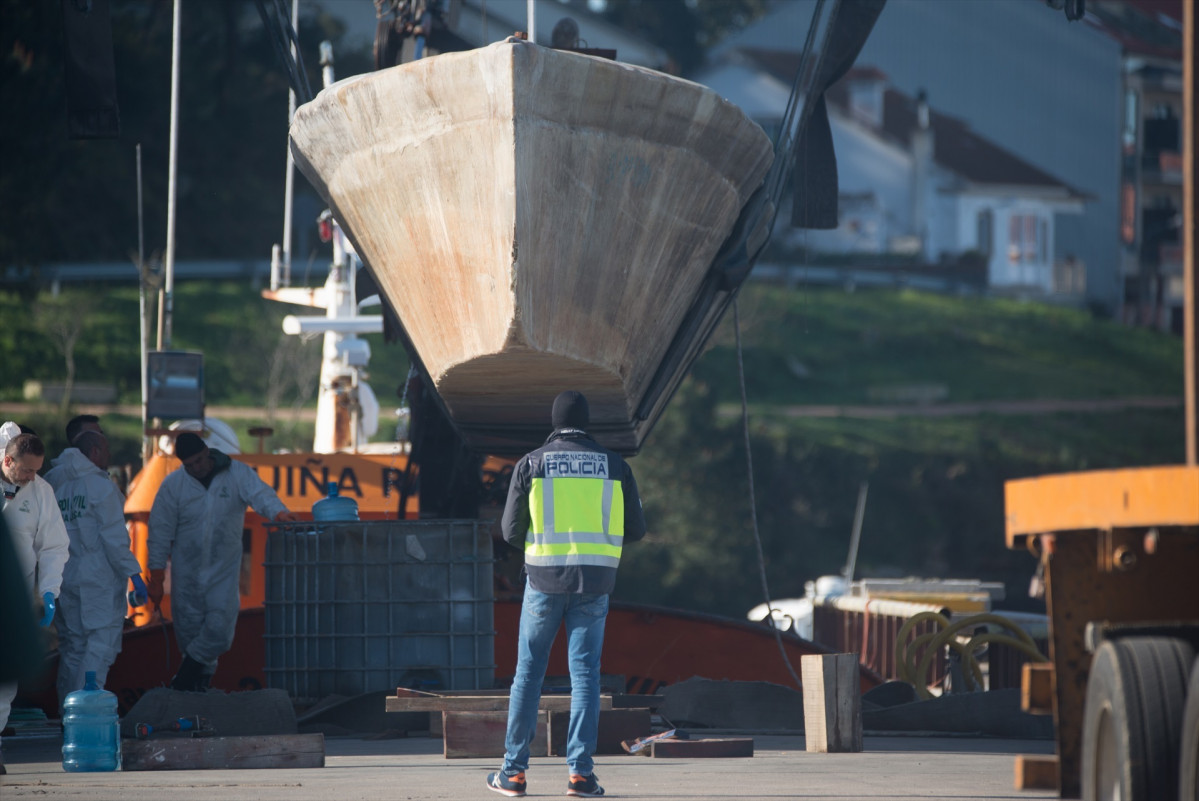 Narco submarino izado a puerto tras ser encontrado flotando en Arousa en una foto de archivo de EP