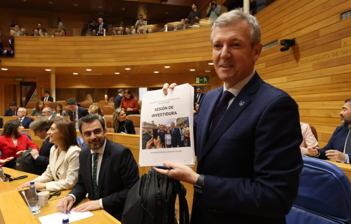 Rueda mostrando su discurso de investidura en el Parlamento de Galicia
