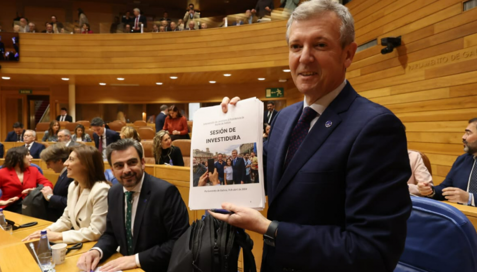 Rueda mostrando su discurso de investidura en el Parlamento de Galicia