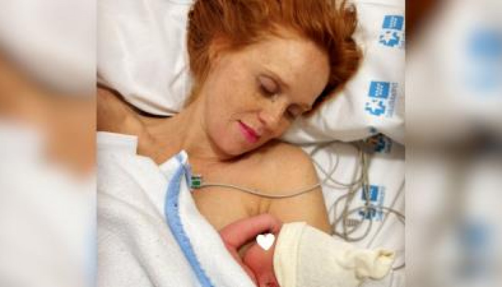 Maria Castro publicó esta foto de su tercer hijo tras el parto