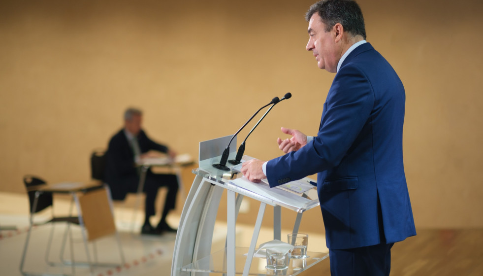 Archivo - El conselleiro de Cultura, Educación, FP e Universidades, Román Rodríguez, en la rueda de prensa tras el Consello de la Xunta, con el presidente, Alfonso Rueda, al fondo.