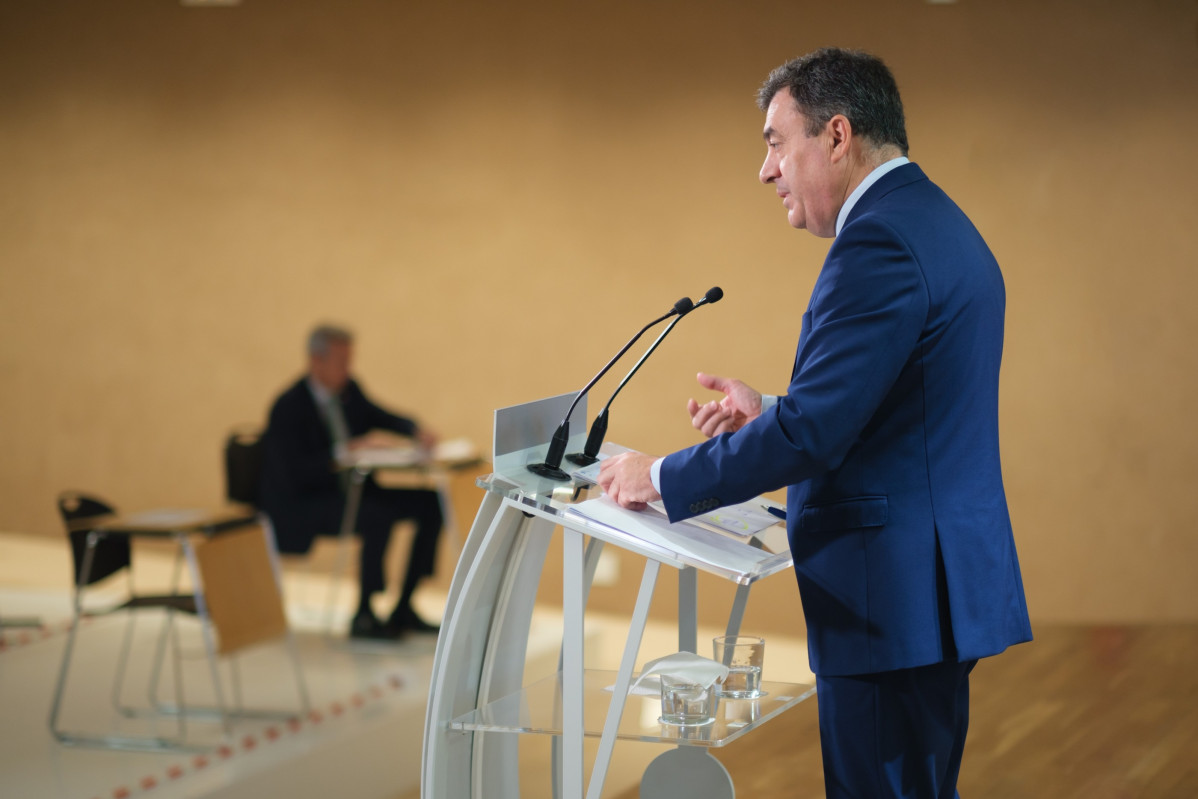 Archivo - El conselleiro de Cultura, Educación, FP e Universidades, Román Rodríguez, en la rueda de prensa tras el Consello de la Xunta, con el presidente, Alfonso Rueda, al fondo.