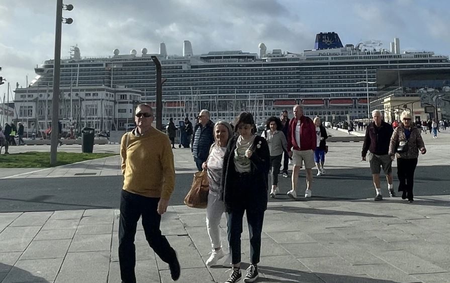 Cruceristas desembarcando en el Puerto de A Coruu00f1a en una imagen de archivo