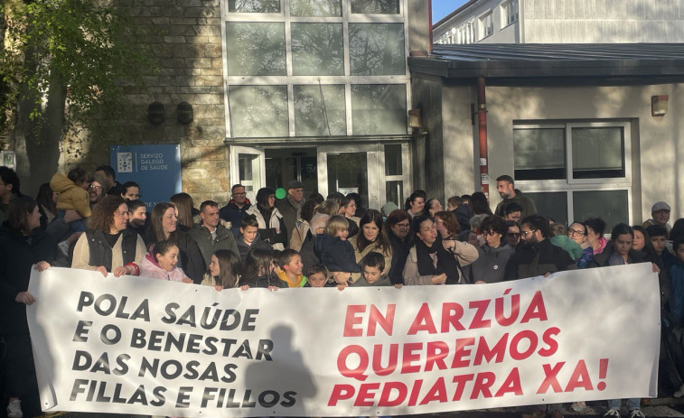 Vecinos de Arzúa claman contra la Xunta por la falta de pediatras en la localidad