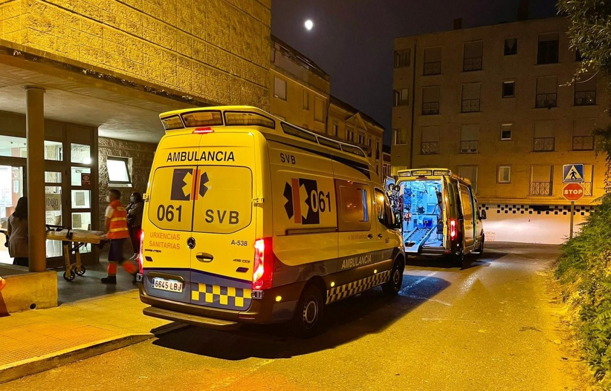Ambulancias dejando pacientes en el Hospital de A Mariu00f1a en Burela en una foto de CIG